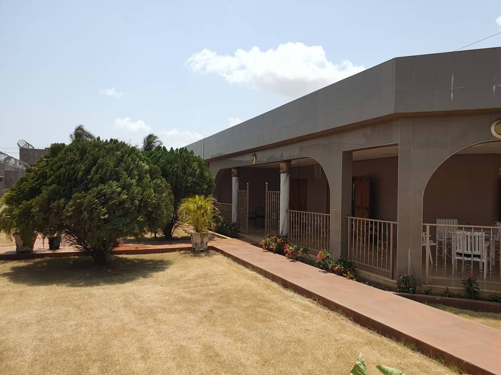 Villa meublée 5 chambres à vendre à Agoè Telessou – 400 millions FCFA
