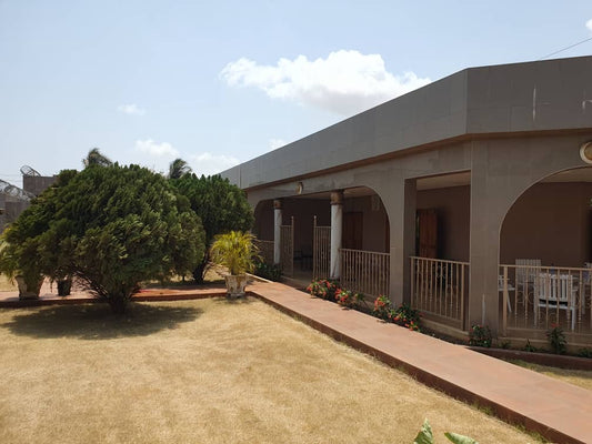 Villa meublée 5 chambres à vendre à Agoè Telessou – 400 millions FCFA