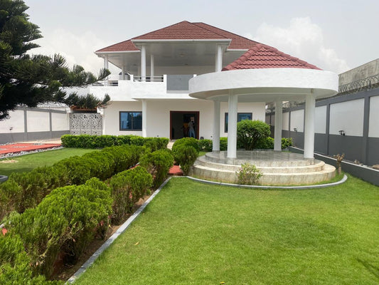 VILLA MEUBLÉE À LOUER À KPOGAN (8 PIÈCES, 5 CHAMBRES, 3 CUISINES)