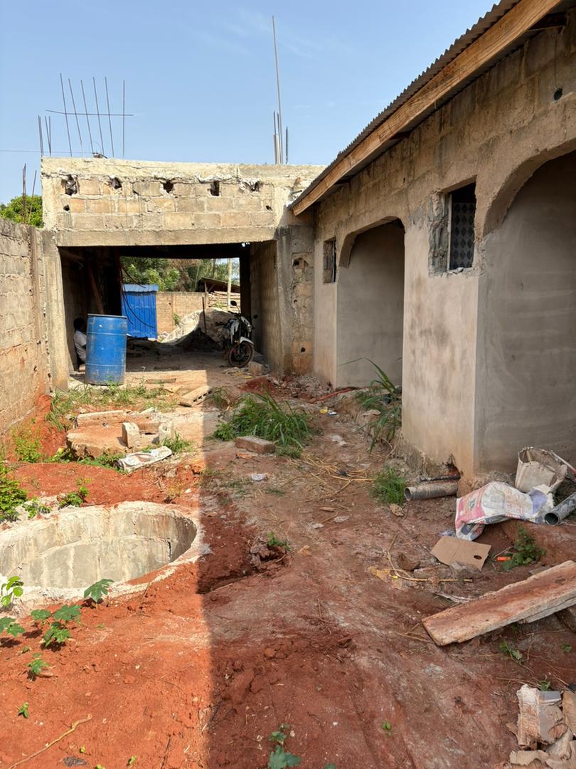 Demi lot avec projet immobilier locatif en construction à vendre à Agoè Logopé – 20 millions FCFA