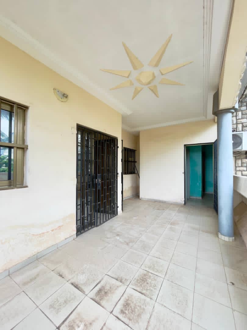 Villa duplex 5 chambres en vente à Adidogomé Avé Maria - 75 millions FCFA