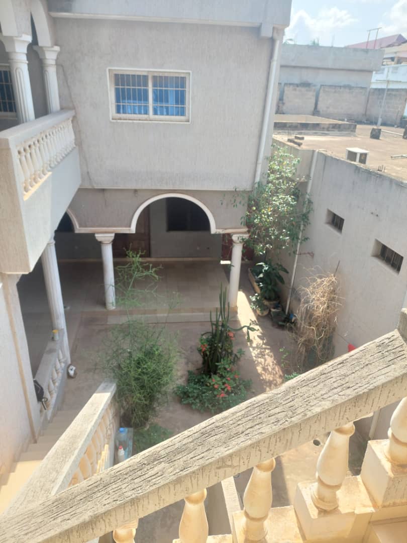 Villa duplex sur demi lot à vendre à Agoè La Source – 105 millions FCFA