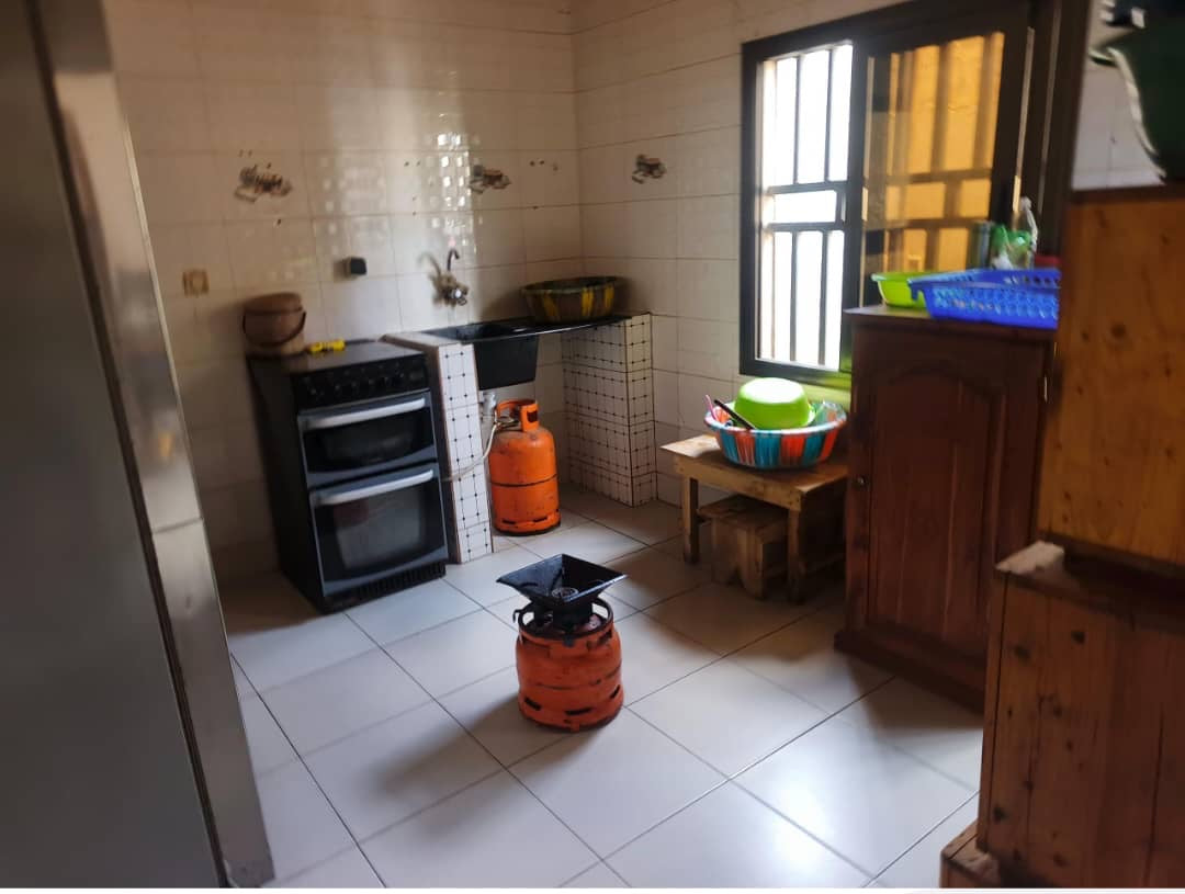 À VENDRE – Usine de pure water + villa 8 pièces à Adidogomé Sagbado | 1 lot | 300 m du goudron | 80 millions FCFA