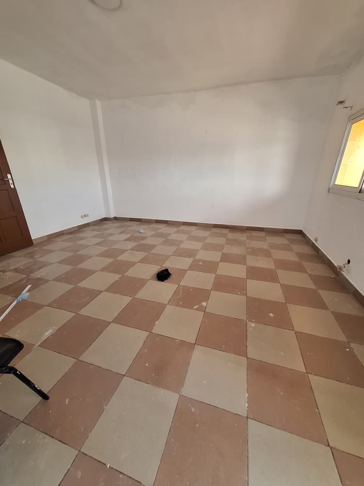 Bureau de 2 chambres + magasin à louer à Adidogomé Avenou – 130 000 FCFA