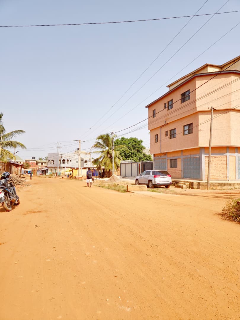 Terrain de 150 m² en vente à Légbassito face marché – 9 millions FCFA