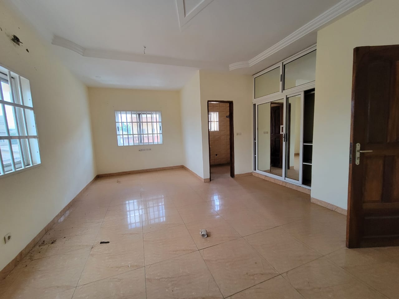 Immeuble avec villa duplex 4 chambres et 4 boutiques en vente à Kégué non loin du Stade – 250 millions FCFA