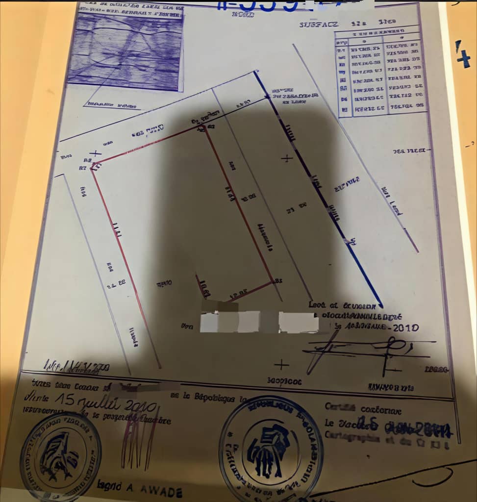 Terrain en vente à Davié bordure de goudron – 9 lots collés 2 angles de rue – 16 millions FCFA le lot