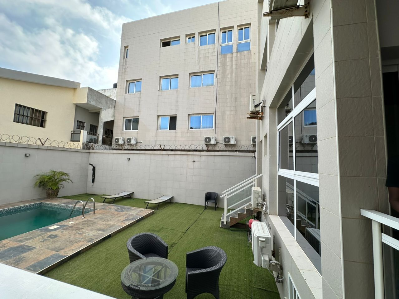 Villa triplex 4 chambres avec piscine en vente à Baguida – 280 millions FCFA