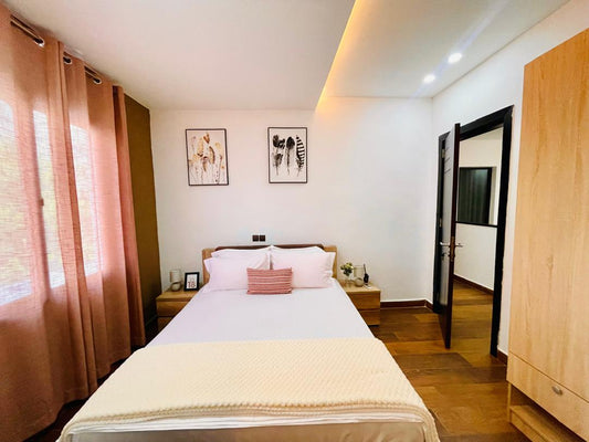 À LOUER : VILLA DUPLEX MEUBLÉ (3 CHAMBRES, BUREAU, GARAGE 2 VOITURES)