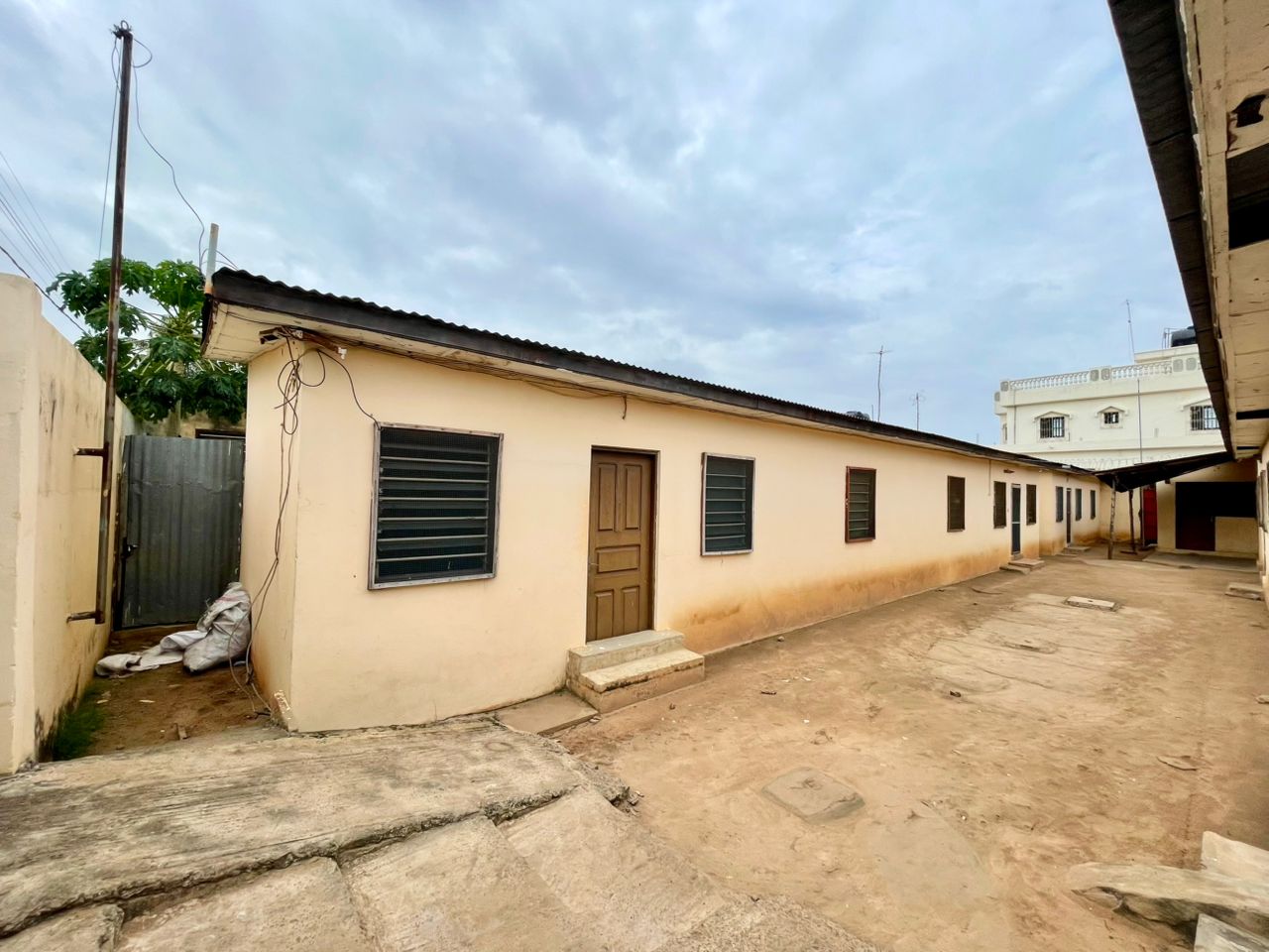 Maison de location 6 chambres à vendre à Novissi – 80 millions FCFA