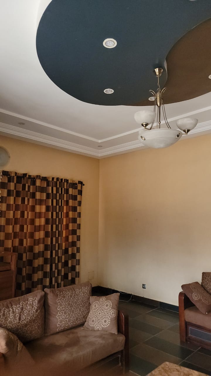 Villa R+1 de 5 chambres en vente à Totsi – 100 millions FCFA