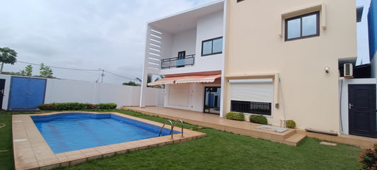À LOUER – Villa 6 pièces avec piscine à Hedzranawoé Tigamé, à 20 m du goudron | 1,5 million FCFA/mois