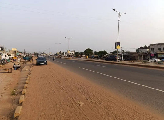 Maison en vente au bord du goudron à Zanguera, Rond-point du Grand Marché – 35 millions FCFA
