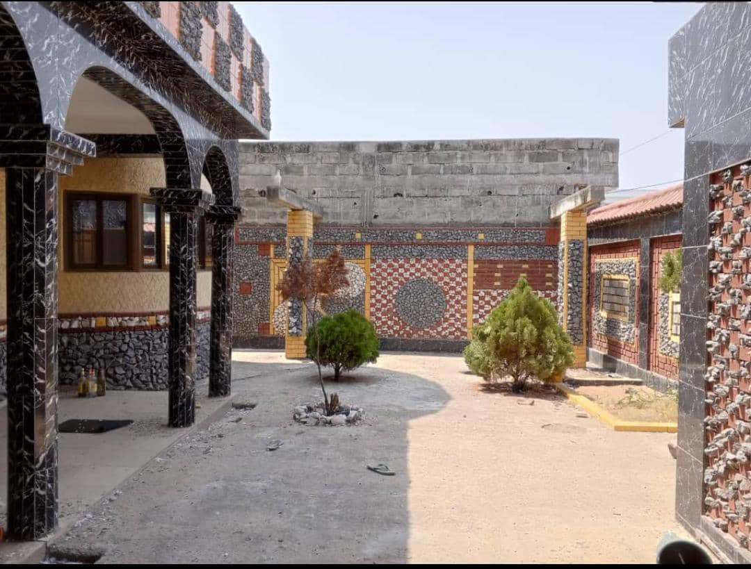 VILLA 7 PIÈCES À VENDRE À BAGUIDA – 1 LOT | TITRE FONCIER