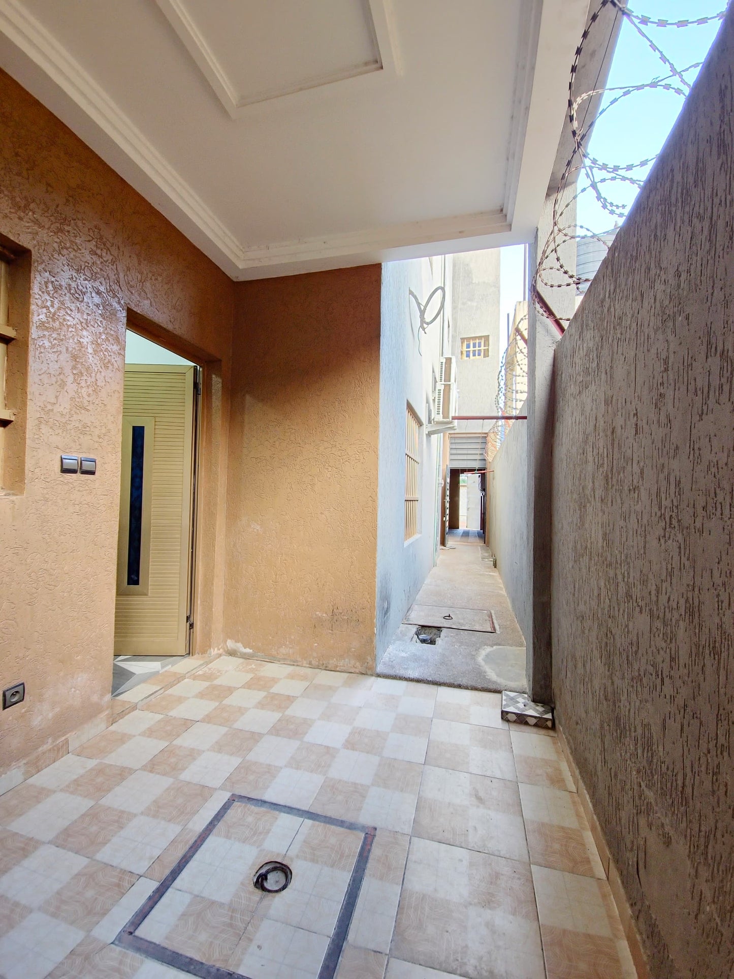 IMMEUBLE DE 16 PIÈCES À VENDRE À AGOÈ LOGOPÉ