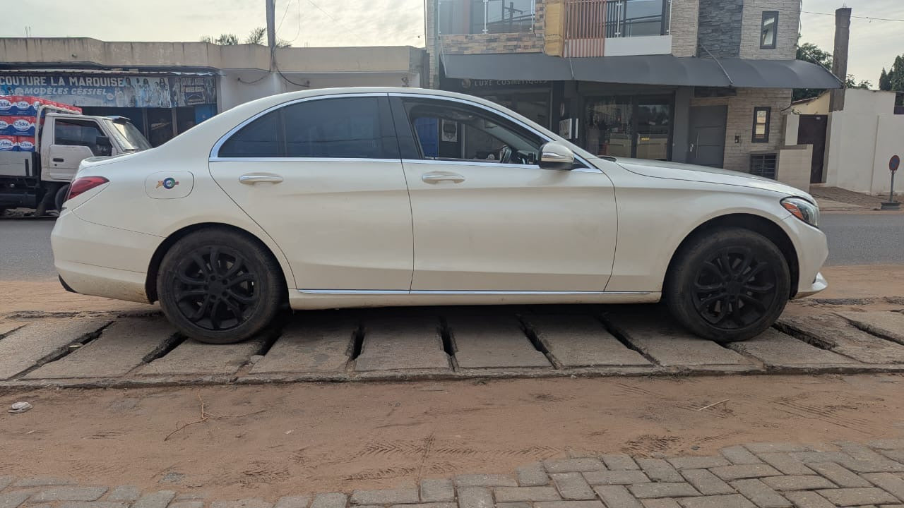 MERCEDES BENZ C300 2015