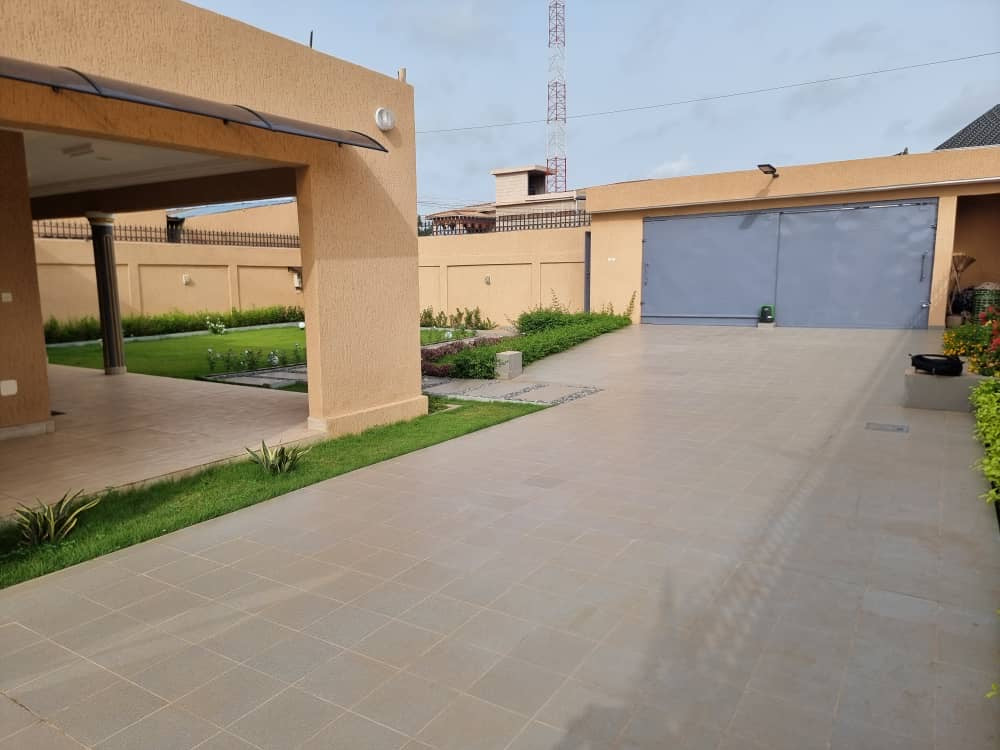 VILLA 7 PIÈCES À LOUER À ADIDOGOMÉ AMADAHOMÉ – 700.000 FCFA