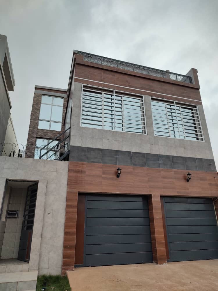 VILLA DUPLEX 6 PIÈCES À VENDRE À HEDZRANAWOÉ – 300 m² | TITRE FONCIER