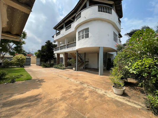 À LOUER – Villa duplex à Kodjoviakopé | 5 chambres, 2 salons, jardin, garage | 600.000 FCFA/mois