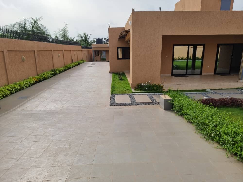 VILLA 7 PIÈCES À LOUER À ADIDOGOMÉ AMADAHOMÉ – 700.000 FCFA