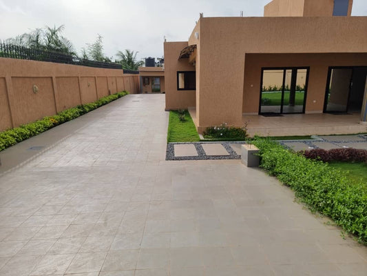 VILLA 7 PIÈCES À LOUER À ADIDOGOMÉ AMADAHOMÉ – 700.000 FCFA