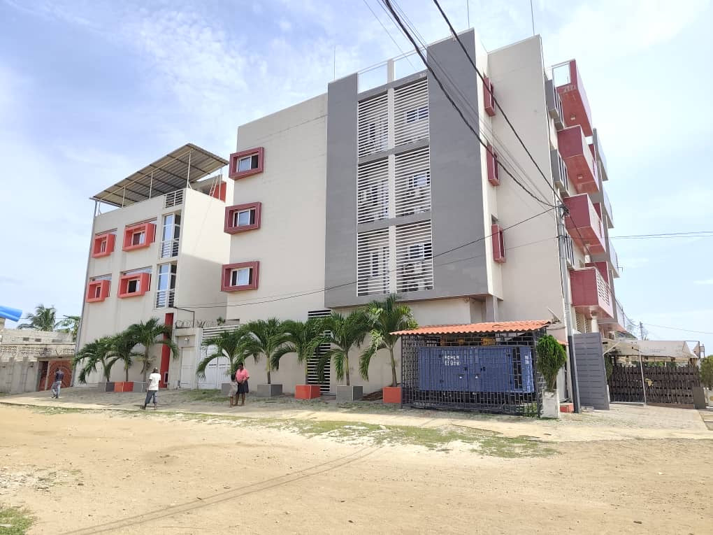 UN IMMEUBLE DE 25 PIÈCES À VENDRE À BAGUIDA