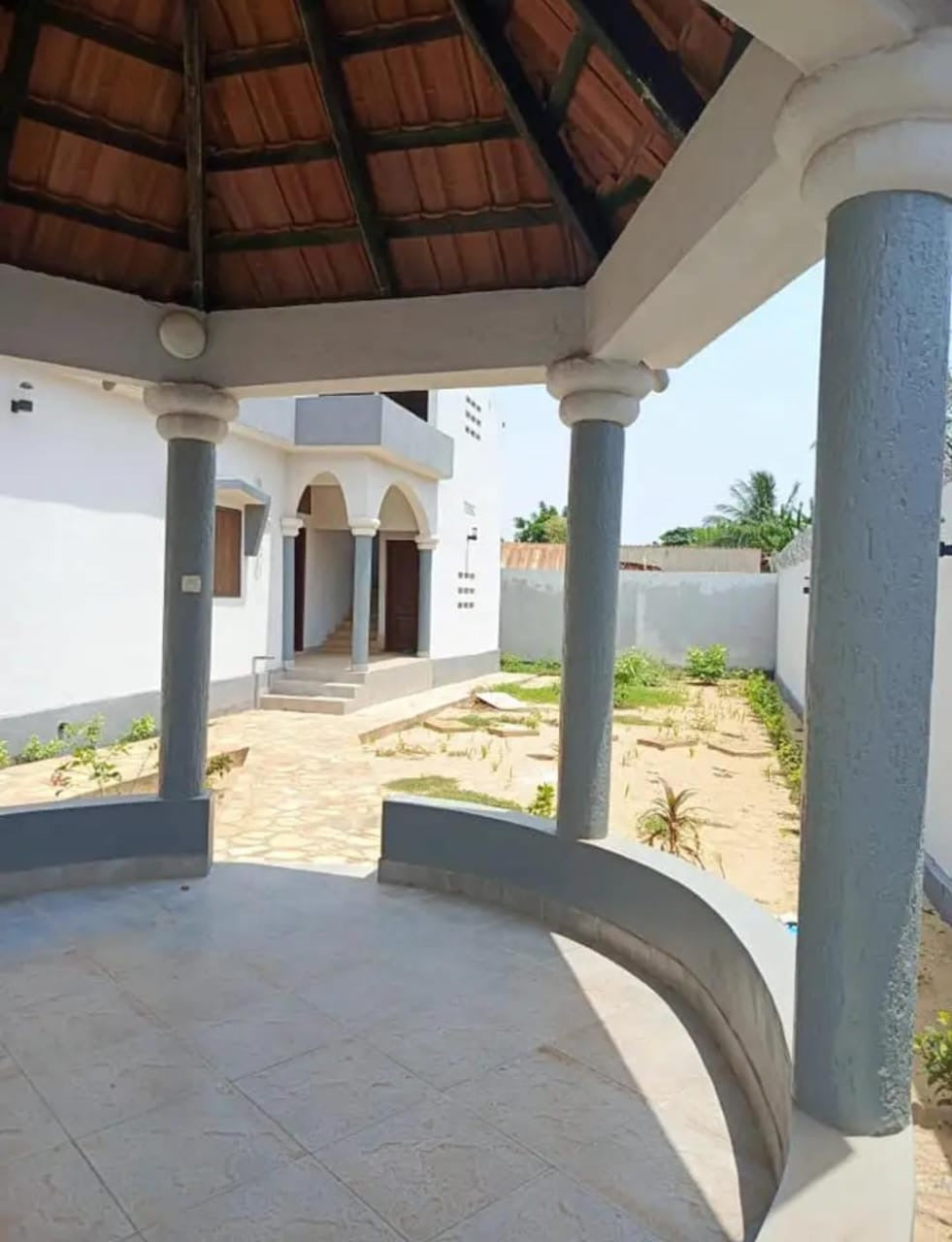 VILLA DE 4 CHAMBRES À VENDRE À  LOMÉ - AGOÈ SOGBOSSITO – 450M² ANGLE RUE