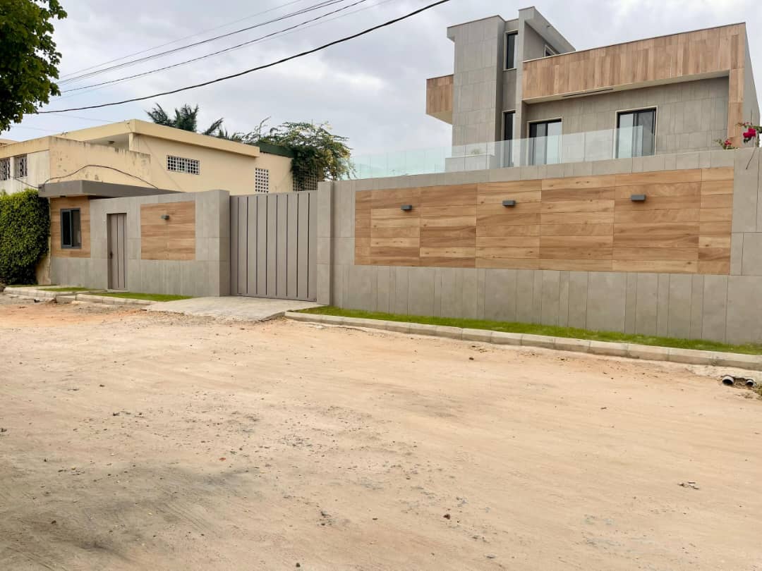 À VENDRE – Résidence 11 pièces avec piscine à Tokoin Wuiti | 1 lot | Titre foncier | 500 millions FCFA