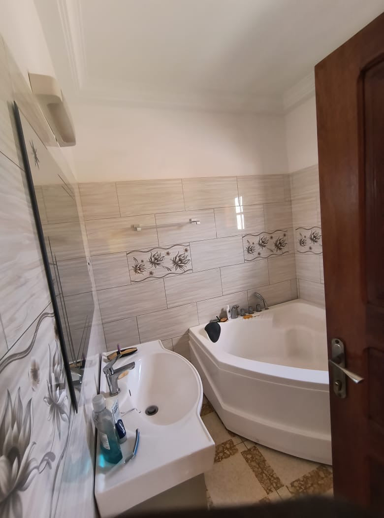 Villa 5 chambres meublée avec piscine à louer à Avenou – 1.200.000 FCFA par mois