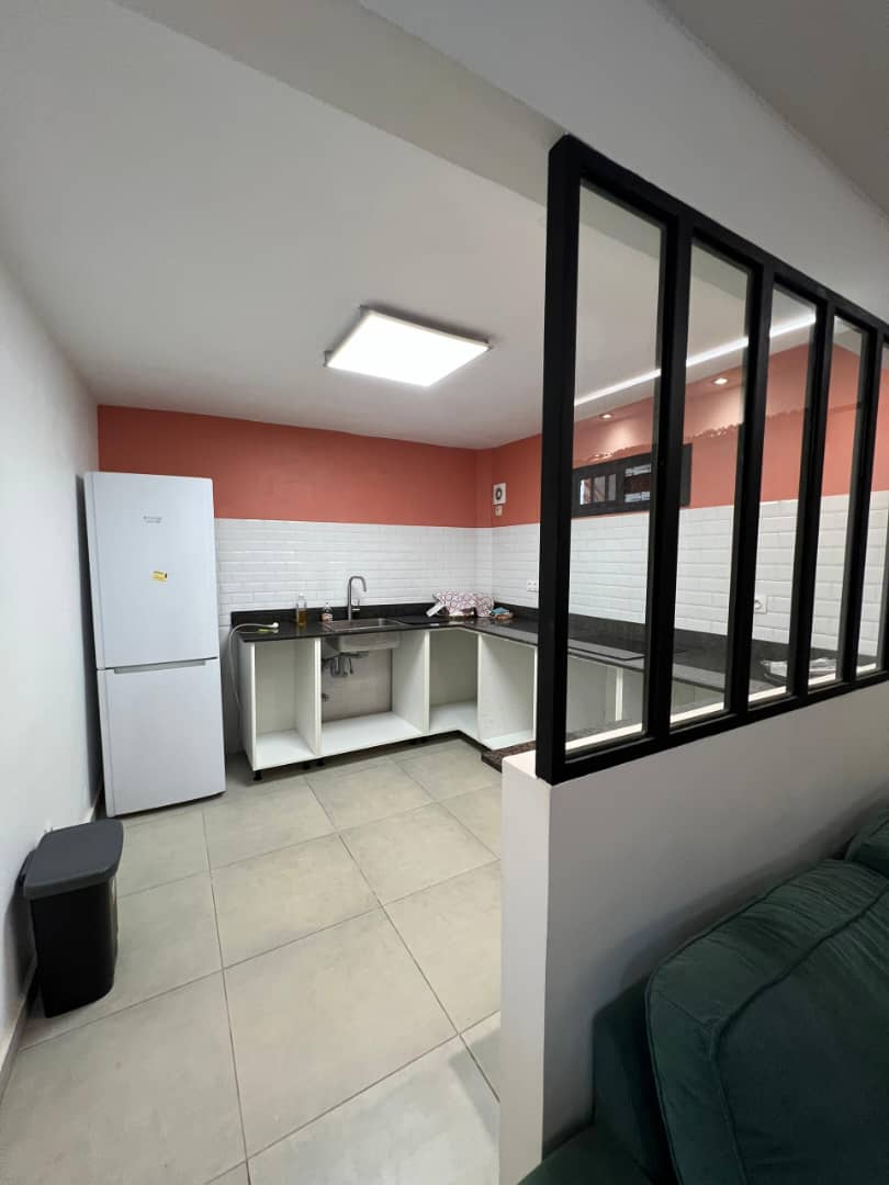 Cour meublée 2 chambres à louer à Djidjolé Avenou Ecole Kouvahey – 500 000 FCFA