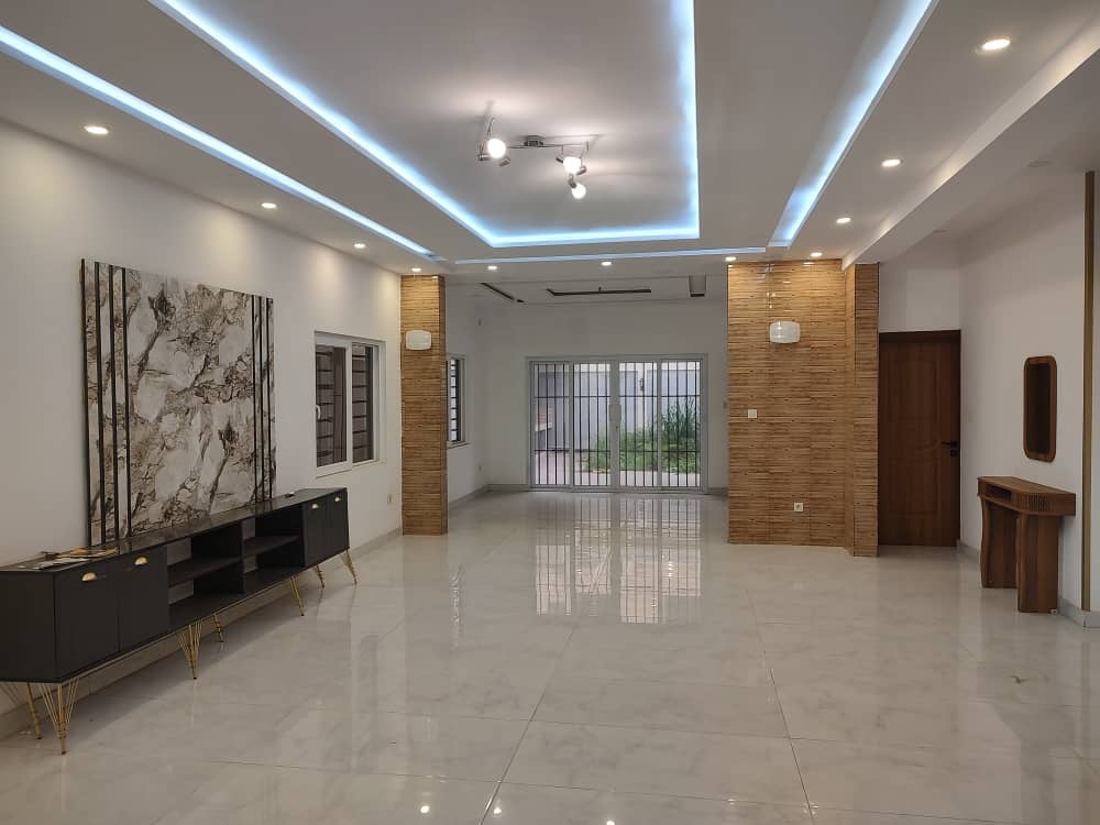 VILLA DUPLEX 6 PIÈCES À VENDRE À HEDZRANAWOÉ – 300 m² | TITRE FONCIER