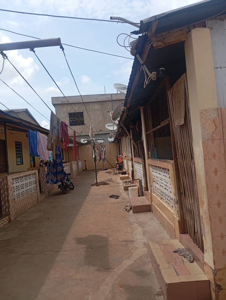 Maison de location 6 chambres en vente à Avédji – 57 millions FCFA