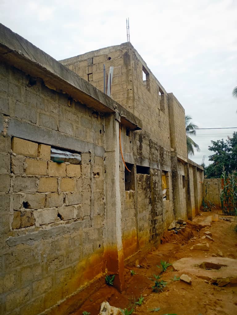 Maison inachevée prévue R+3 sur 1 lot en vente à Agoe sogbossito – 85 millions FCFA