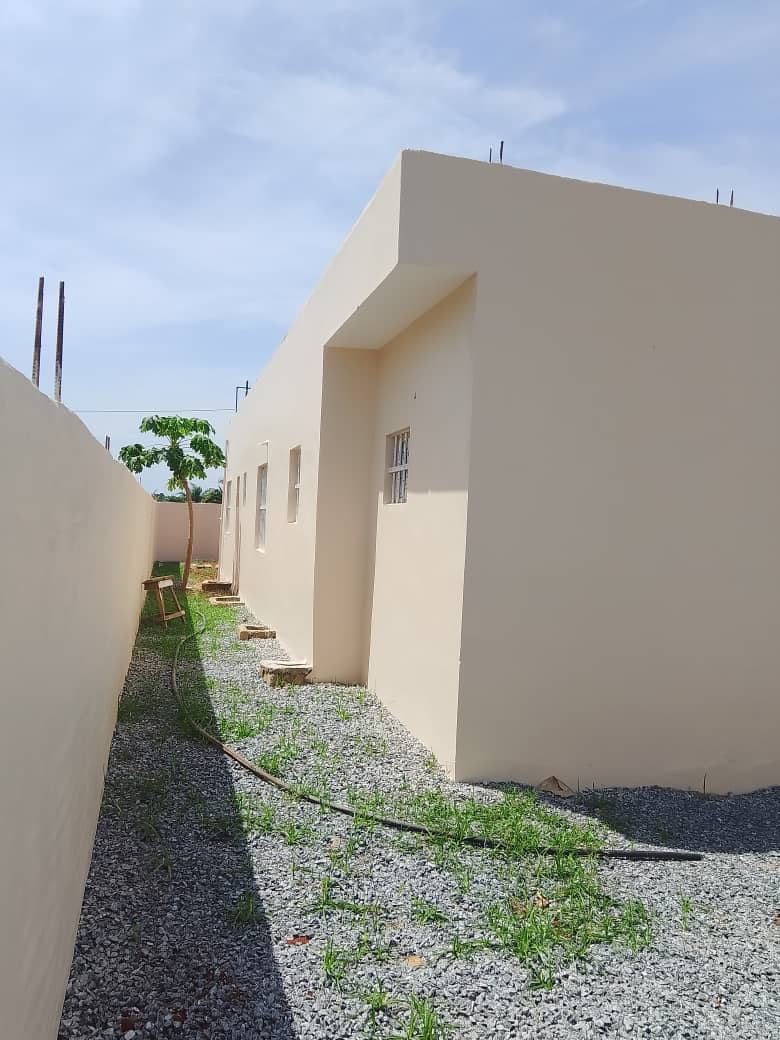 UNE VILLA À VENDRE ET EN LOCATION À ADÉTIKOPÉ - 04 CHAMBRES, 01 SALON, 01 CUISINE