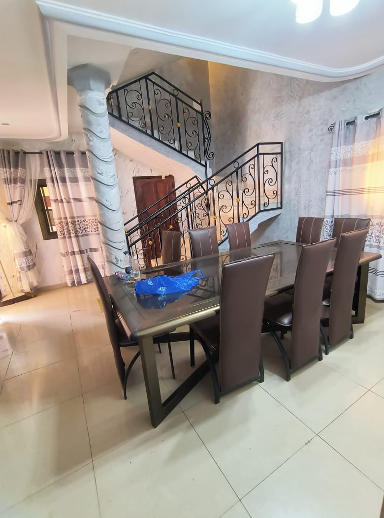Villa 5 chambres meublée avec piscine à louer à Avenou – 1.200.000 FCFA par mois
