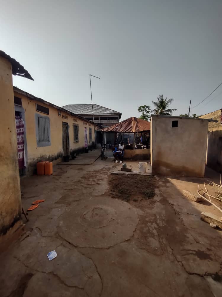 Terrain 1/2 lot + maison 4 pièces et 2 boutiques en vente à Gblenkomé Gbodossimé face le marché – 27 millions FCFA