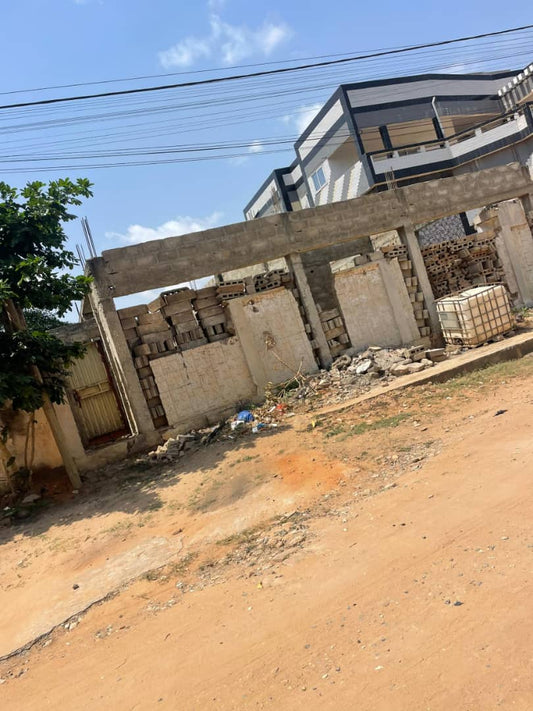 Terrain de 600 m² avec construction inachevée en vente à Adidoadin – 60 millions FCFA