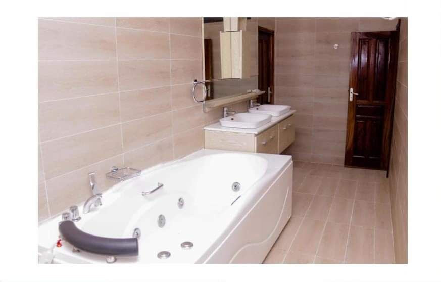 UNE VILLA DE 10 PIÈCES À VENDRE OU À LOUER À NOVISSI - HÉDZRANAWOÉ