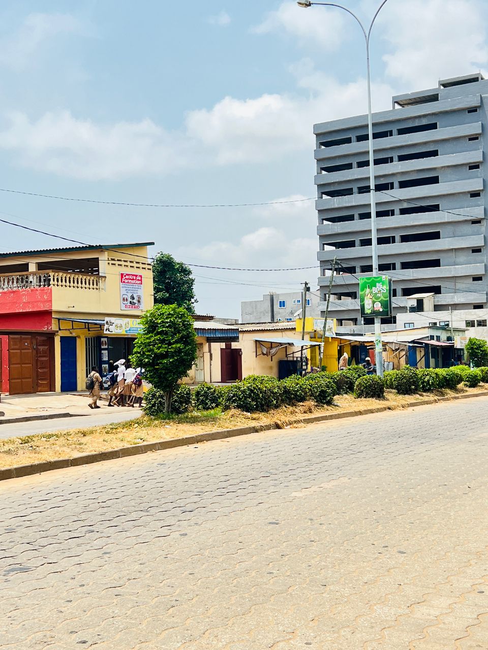 Terrain 1 lot en vente au bord du boulevard de la Kara à Adéwui – 130 millions FCFA