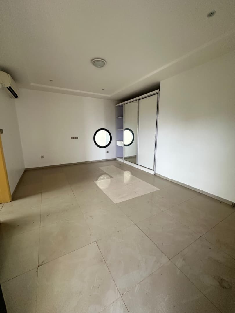 Villa 5 pièces en vente avec piscine à Cité OUA (Ambassade de la Chine) – 400 millions FCFA