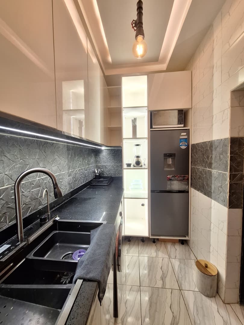 Appartement meublé haut standing 1 chambre salon à louer à Agoè Minamadou, bord du goudron – Prix à partir de 35.000 FCFA par nuit
