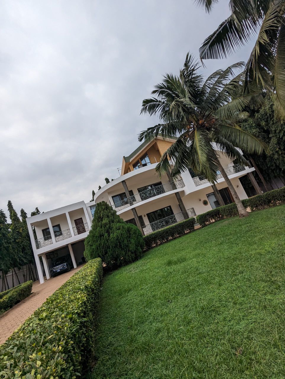 À LOUER : MAISON DE 12 CHAMBRES AVEC PISCINE À DJIDJOLÉ – 2.500.000F/MOIS