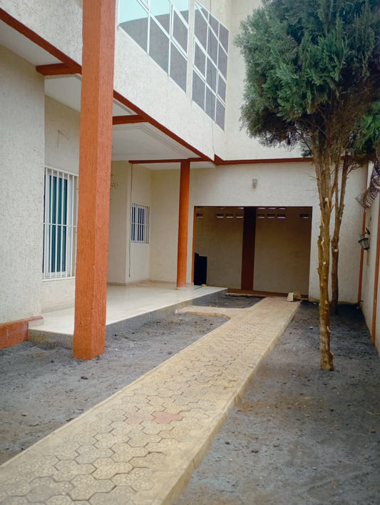 Villa R+1 en location au bord du goudron à Cacaveli – 500000 FCFA