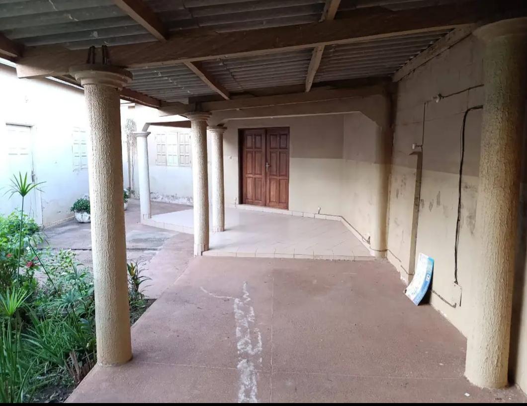 Maison en vente au bord du goudron à Zanguera, Rond-point du Grand Marché – 35 millions FCFA
