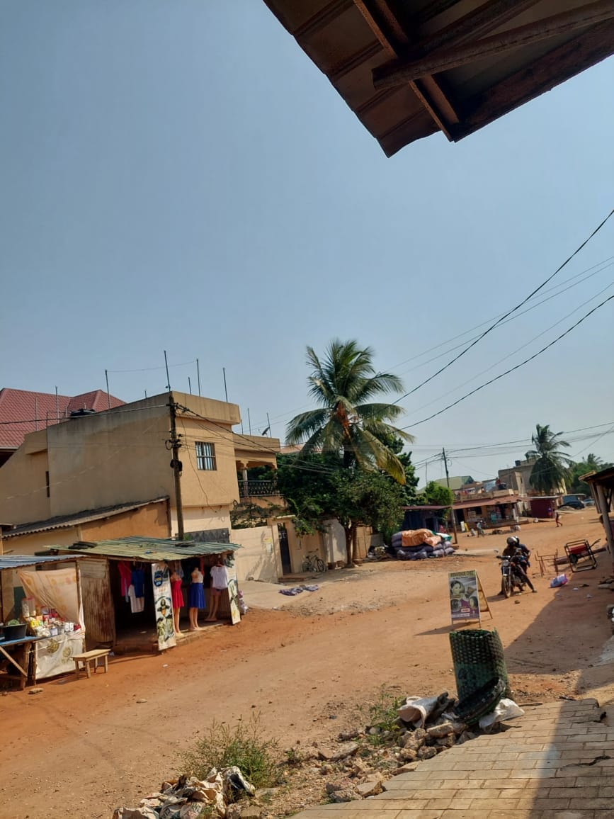 Maison locative de plus de 10 chambres avec 2 boutiques à vendre à Agoè Sogbossito – 25 millions FCFA