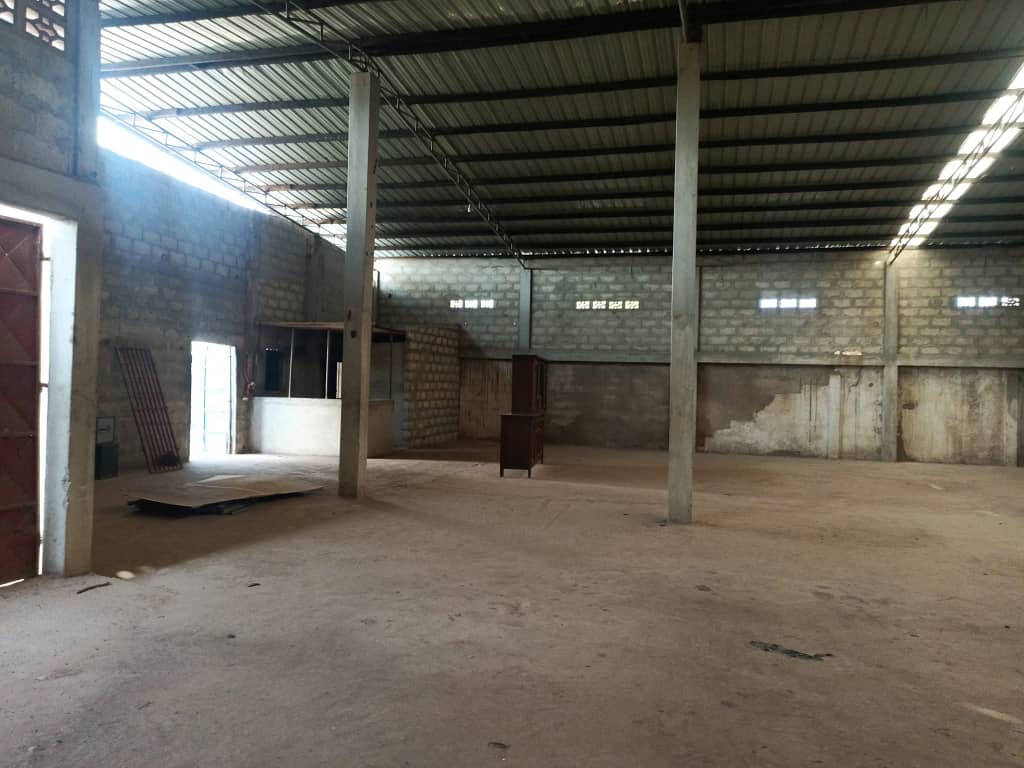 Entrepôt en vente à Agoè Fiovi – 95 000 000 FCFA