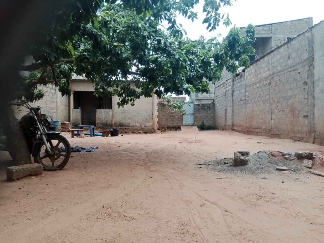 Terrain de 300 m² en vente à Legbassito – 13 millions FCFA