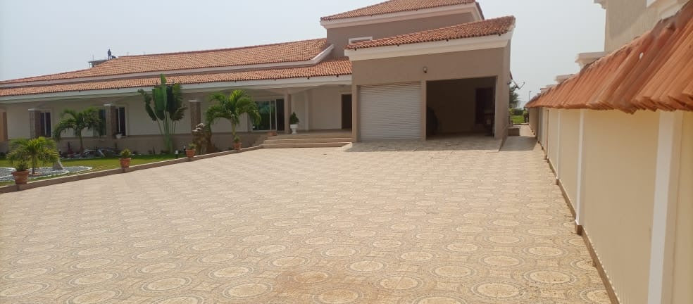 VILLA À VENDRE À BAGUIDA – VUE MER, PISCINE ET 08 LOTS