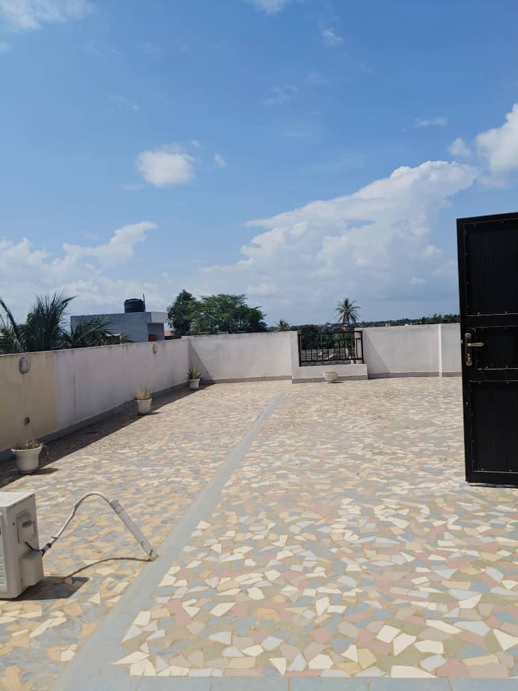Villa duplex meublée à louer à Logopé – 500 000 FCFA