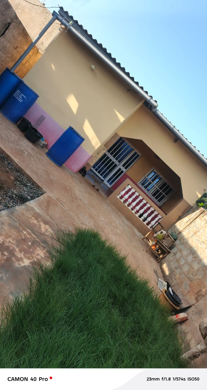Maison avec boutique en vente à Légbassito Kognito – 13 millions FCFA